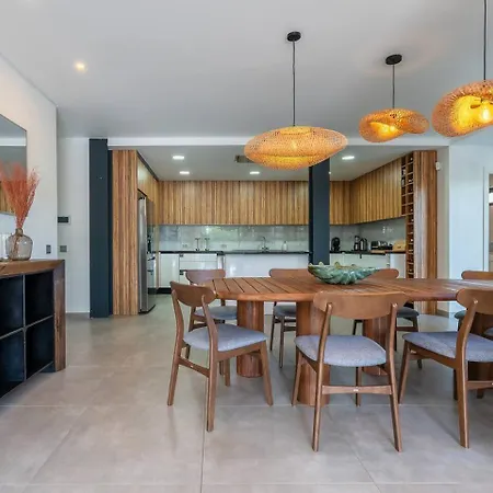 Villa Stylish Algarve Retreat- Priv. Pool & Nearby