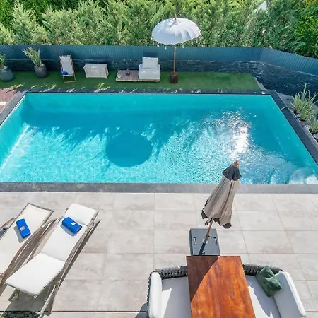 Villa Stylish Algarve Retreat- Priv. Pool & Nearby