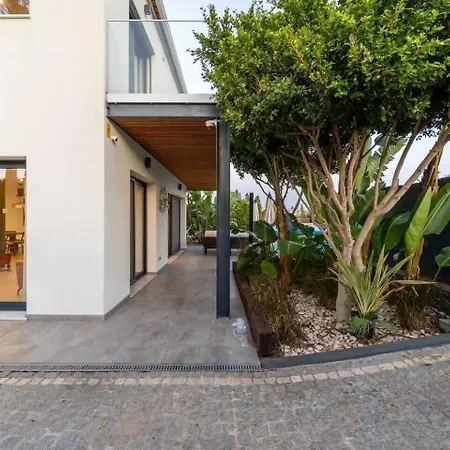 Villa Stylish Algarve Retreat- Priv. Pool & Nearby