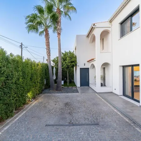 Stylish Algarve Retreat- Priv. Pool & Nearby Villa *