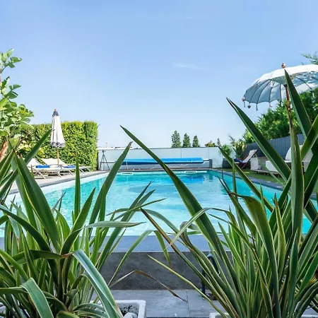 Stylish Algarve Retreat- Priv Pool & Nearby Villa