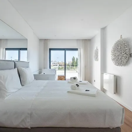 Villa Stylish Algarve Retreat- Priv. Pool & Nearby