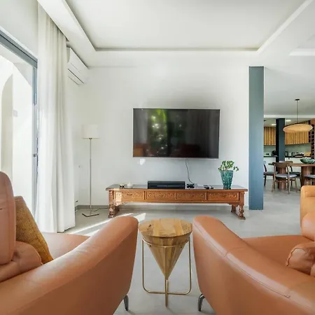 Villa Stylish Algarve Retreat- Priv. Pool & Nearby