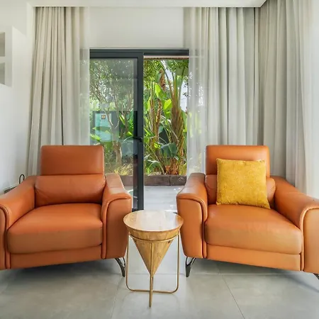 Villa Stylish Algarve Retreat- Priv. Pool & Nearby