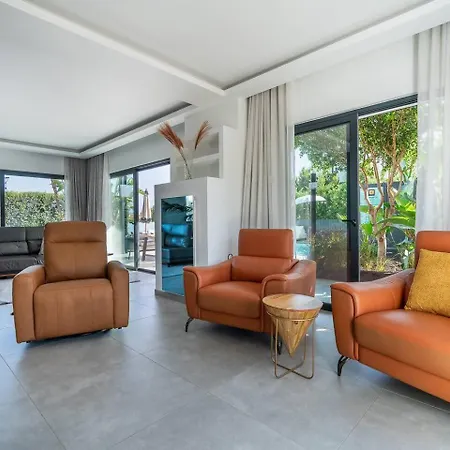 Villa Stylish Algarve Retreat- Priv. Pool & Nearby Quarteira