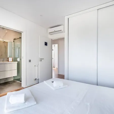 Stylish Algarve Retreat- Priv. Pool & Nearby Villa Quarteira