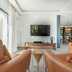 Villa Stylish Algarve Retreat- Priv. Pool & Nearby