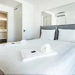 Stylish Algarve Retreat- Priv. Pool & Nearby Villa *