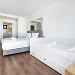 Stylish Algarve Retreat- Priv. Pool & Nearby * Quarteira