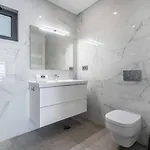 Stylish Algarve Retreat- Priv. Pool & Nearby Villa Quarteira