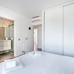 Stylish Algarve Retreat- Priv. Pool & Nearby Villa Quarteira