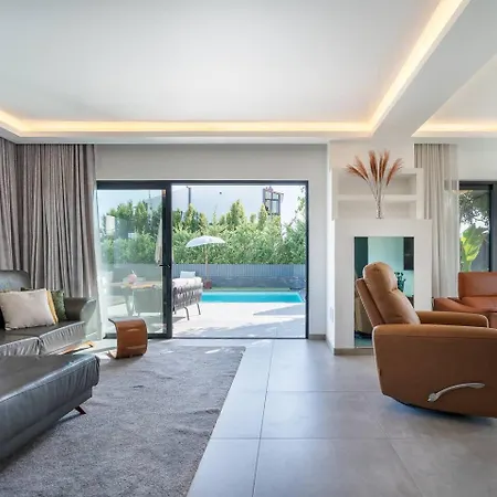Stylish Algarve Retreat- Priv. Pool & Nearby וילה *